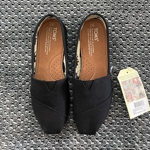 New toms black canvas size 7